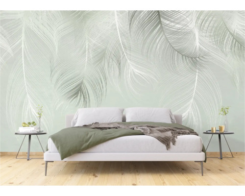 Slaapkamer met een bed en een behang met verenmotief