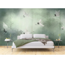 Woonkamer met fotobehang dat vliegende kraanvogels toont en een rustige sfeer creëert.