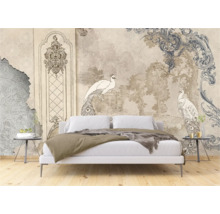 Slaapkamer met vintage wandbekleding met pauwenmotief