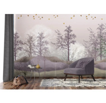 Kamer met fotobehang met bosmotief, fauteuil, tafel en vloerkleed voor een heldere en georganiseerde sfeer.