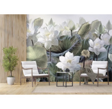 Woonkamer met waterleliet behang, twee stoelen en een bijzettafel