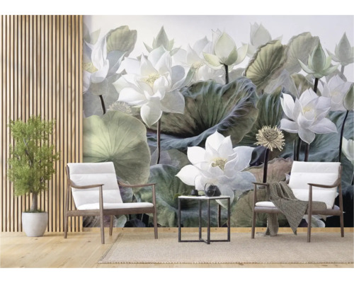 Woonkamer met waterleliet behang, twee stoelen en een bijzettafel