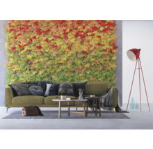 Woonkamer met bank, salontafels, vloerlamp en wandbegroening.