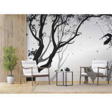 Woonkamer met boommuurschildering, fauteuils en bijzettafel voor een lichte en vriendelijke sfeer