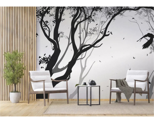 Woonkamer met boommuurschildering, fauteuils en bijzettafel voor een lichte en vriendelijke sfeer