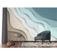 Woonkamer met fauteuil, tafel, tapijt en decoratief behang met golfpatroon