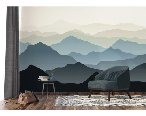 Woonkamer met bergbehang, fauteuil en bijzettafel