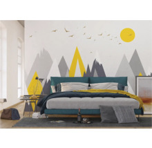 Slaapkamer met bed en wanddecoratie met bergmotief en zwerm vogels