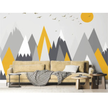 Woonkamer met bank voor een behang met bergmotieven en vogelpatroon