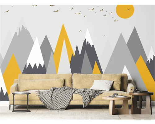 Woonkamer met bank voor een behang met bergmotieven en vogelpatroon