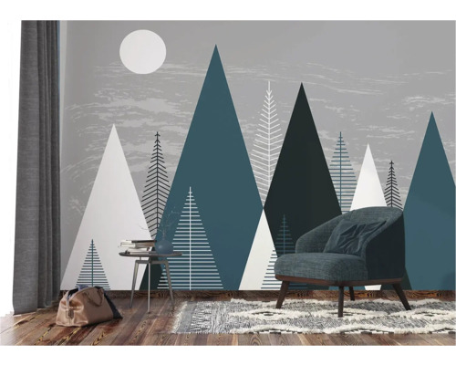 Scene met een fauteuil, een tafel en een behang met bergmotief voor een heldere ruimtesfeer.