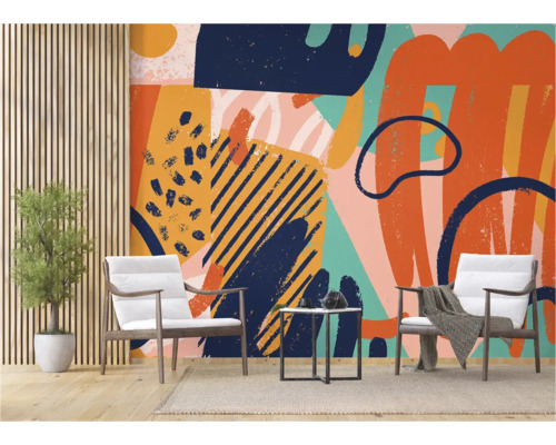 Woonkamer met abstract behang, twee fauteuils en kamerplant