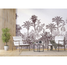 Woonkamer met palmbehang, twee fauteuils en een bijzettafel