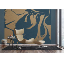 Interieuridee met fauteuil, bijzettafel en behang met patroon voor een stijlvolle woonsfeer.