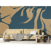 Woonkamer met bank en wandbehang met abstract patroon