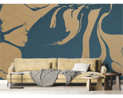 Woonkamer met bank en wandbehang met abstract patroon