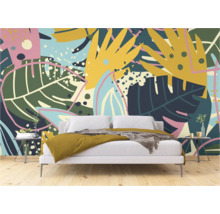 Slaapkamer met abstract bloemenbehang en tweepersoonsbed