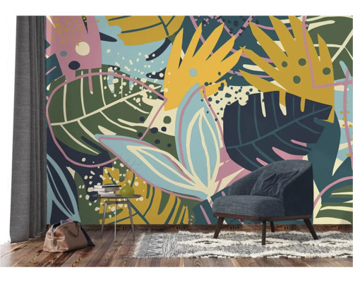 Woonkamer met patroonbehang, fauteuil en bijzettafel