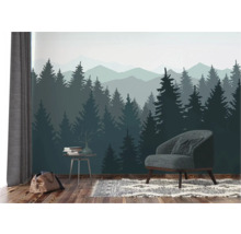 Woonkamer met bosbehang, fauteuil, vloerkleed en bijzettafel