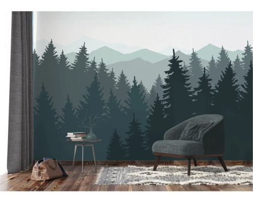 Woonkamer met bosbehang, fauteuil, vloerkleed en bijzettafel