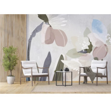 Woonkamer met fotobehang met bloemmotief, twee fauteuils, bijzettafel en potplant