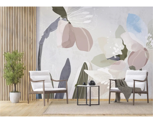 Woonkamer met fotobehang met bloemmotief, twee fauteuils, bijzettafel en potplant