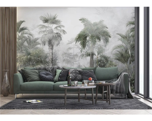 Woonkamer met bank, salontafels en wandbehang met jungle thema