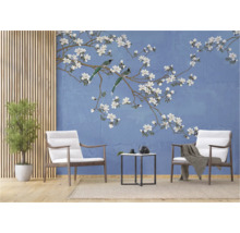 Woonkamer met fotobehang met bloesems en vogels, fauteuils en decoratie