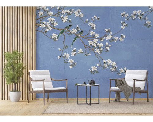 Woonkamer met fotobehang met bloesems en vogels, fauteuils en decoratie