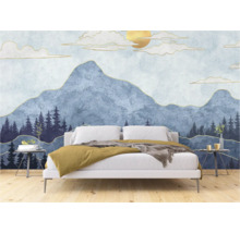 Slaapkamer met een behang dat een berglandschap met bomen voorstelt.