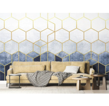 Woonkamer met bank voor een behang met een geometrisch patroon van zeshoeken