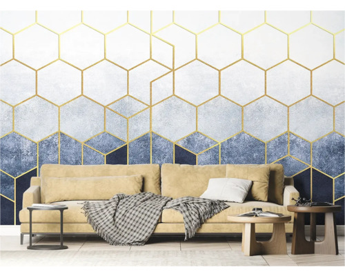 Woonkamer met bank voor een behang met een geometrisch patroon van zeshoeken