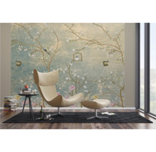 Woonkamer met beige fauteuil, bijzettafel en wandbehang met vogelmotief