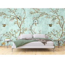 Slaapkamer met een wandbekleding met vogel- en bloemmotief