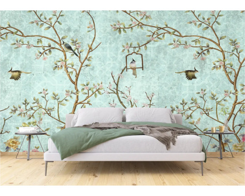 Slaapkamer met een wandbekleding met vogel- en bloemmotief