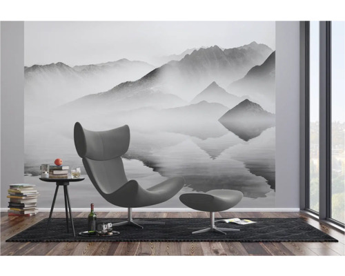 Woonkamer met fotobehang berglandschap en moderne fauteuil