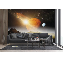 Woonkamer met een fotobehang met een ruimtethema, waarop een ver sterrenstelsel en een planeet met ringen te zien is.