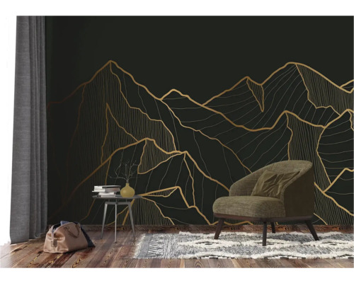 Woonkamer met behang met bergmotief, fauteuil, vloerkleed en bijzettafel