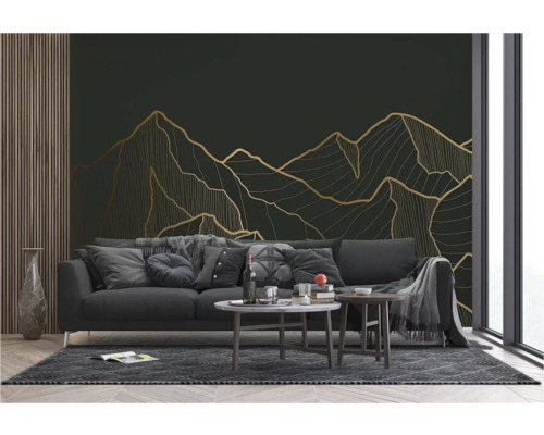 Woonkamer met bank, salontafel en wandbehang met bergmotief