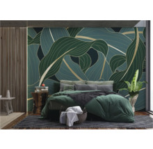 Slaapkamer met behang met bladerpatroon, bed en decoraties voor een gezellige sfeer.