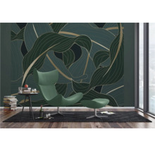 Woonkamer met behang met bladmotief, fauteuil en bijzettafel