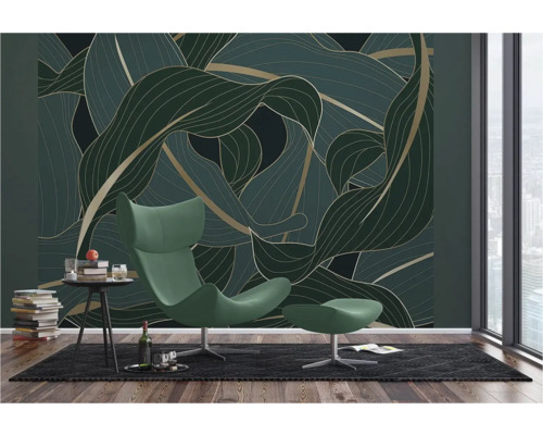 Woonkamer met behang met bladmotief, fauteuil en bijzettafel