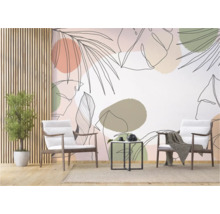 Woonkamer met twee stoelen en een wandtapijt met bladerenmotief