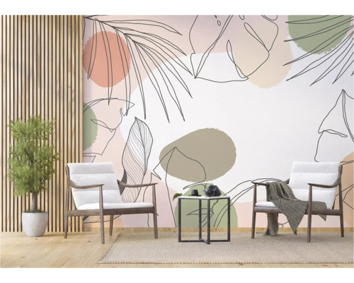 Woonkamer met twee stoelen en een wandtapijt met bladerenmotief