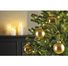 Versierde kerstboom met gouden kerstballen en lichtjes