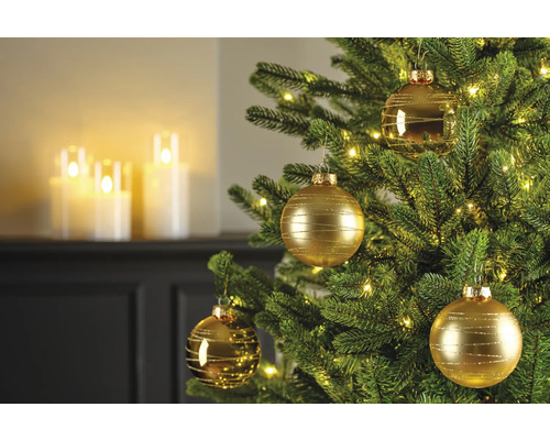 Versierde kerstboom met gouden kerstballen en lichtjes