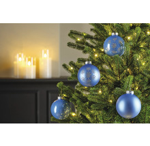 Close-up van blauwe kerstboomversiering in een kerstboom met lichtjes