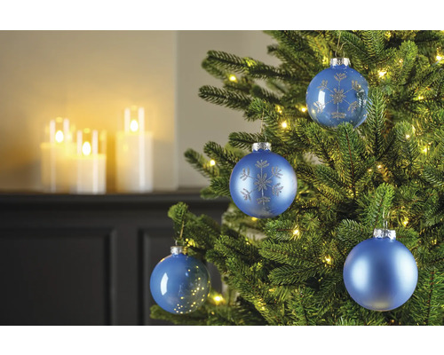 Close-up van blauwe kerstboomversiering in een kerstboom met lichtjes