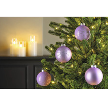 Versierde kerstboom met kerstballen en lichtjes