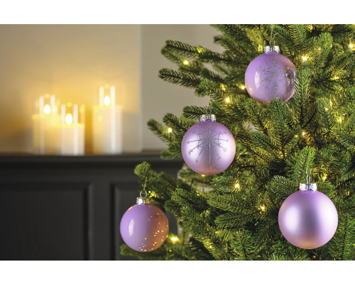 Versierde kerstboom met kerstballen en lichtjes